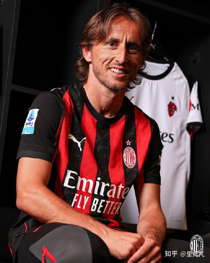 被拍到手上有“美甲”，汪士钦社媒收到网友大量攻击性评论