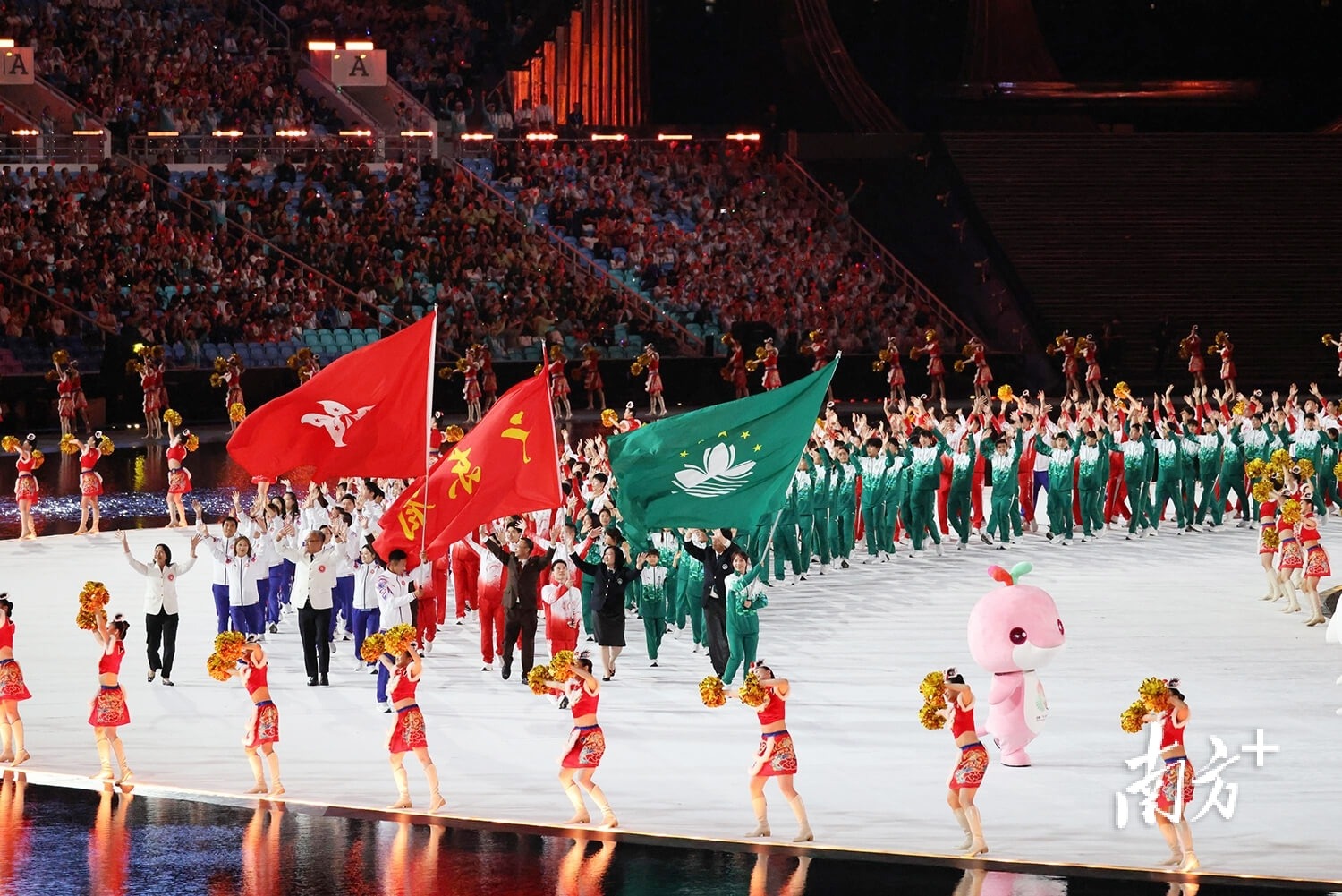 2025 赛季：纽约洋基队贾吉（Aaron Judge）在 8 月份击出 15 支本垒打，夺得月度 MVP